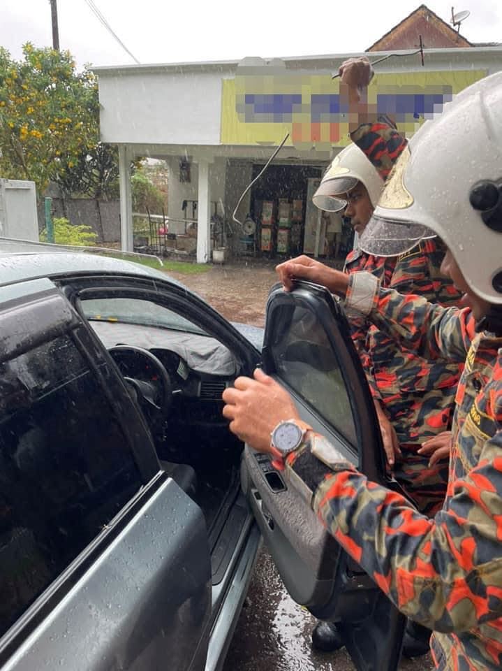 bomba in melaka forces car door open to rescue toddler sitting alone in passenger seat!