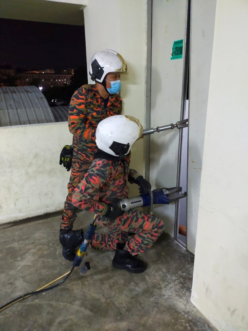 man in penang got his feet stuck between elevator doors, video went viral online