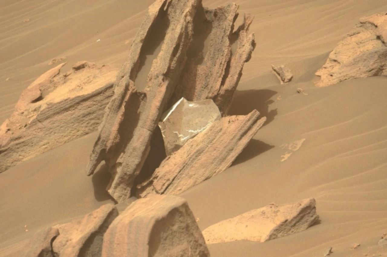 nasa jumpa objek berkilat pada planet marikh, rupanya..