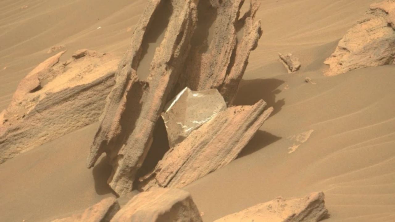 nasa jumpa objek berkilat pada planet marikh, rupanya..