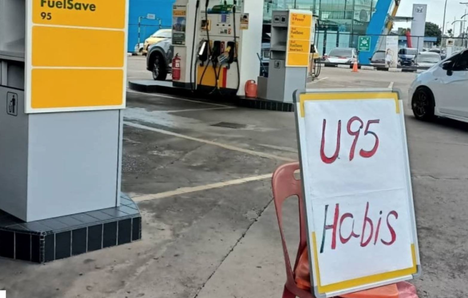 shortage of ron95 in kuching sparks worry among motorcyclists, drivers