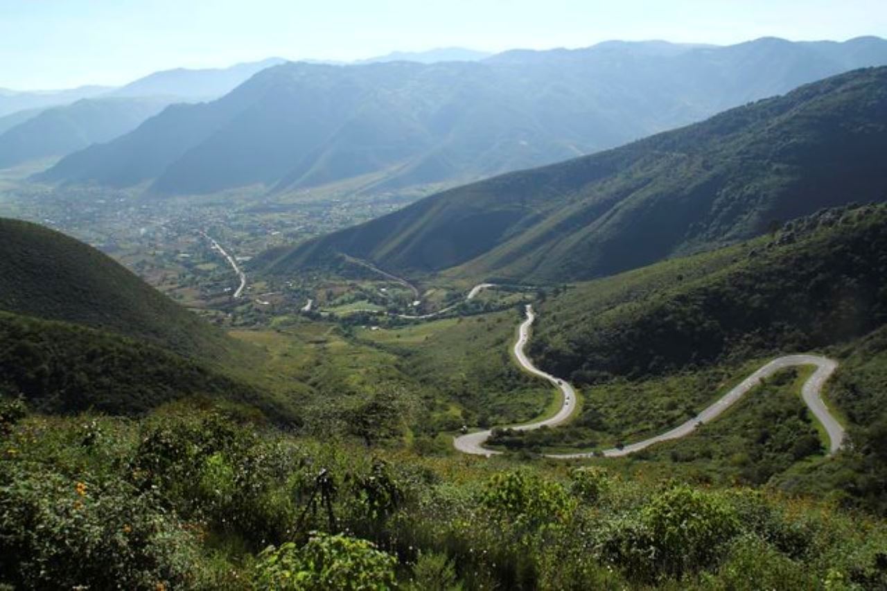 pengguna jalan disini perlu memandu bertukar-tukar lorong. seram!