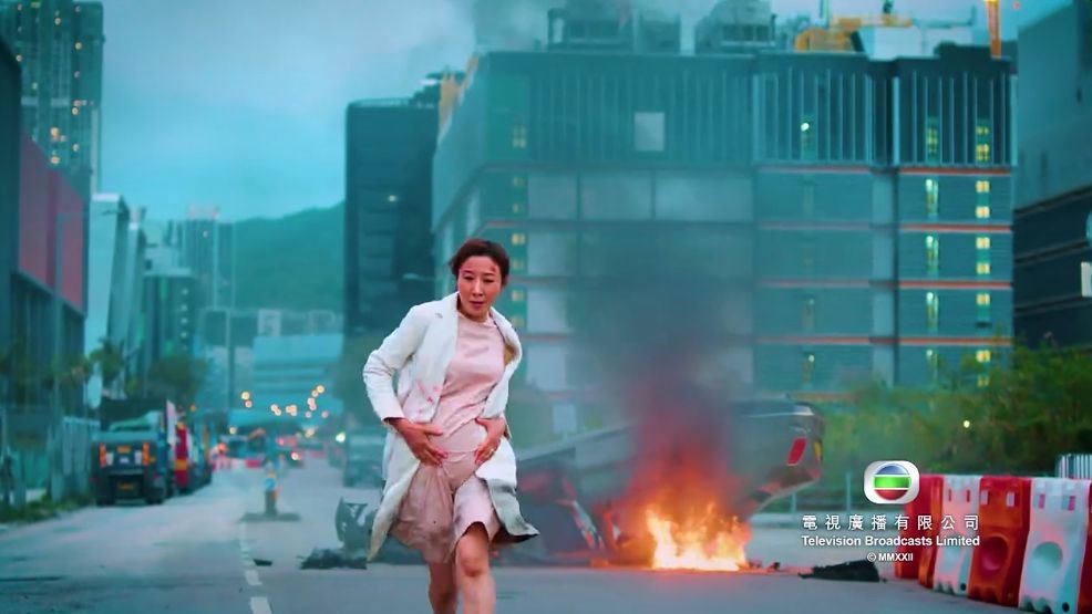 《家族荣耀》杨茜尧挺孕肚狂奔❗️网友创意p图😂变身尸杀列车、僵尸校园🧟‍♀️