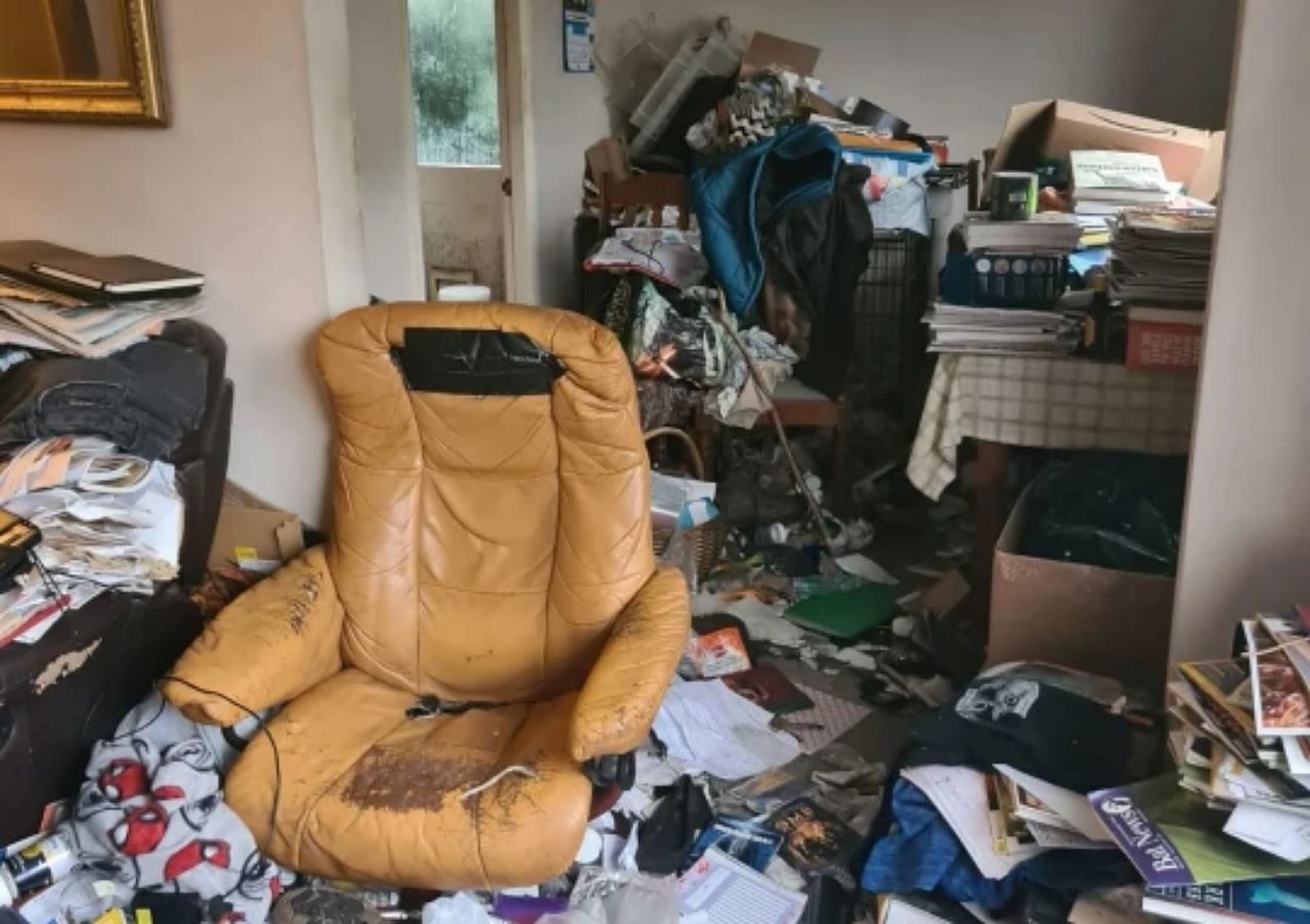 tuan rumah terkejut rumah sewa bersepah, siap ada ular hidup!