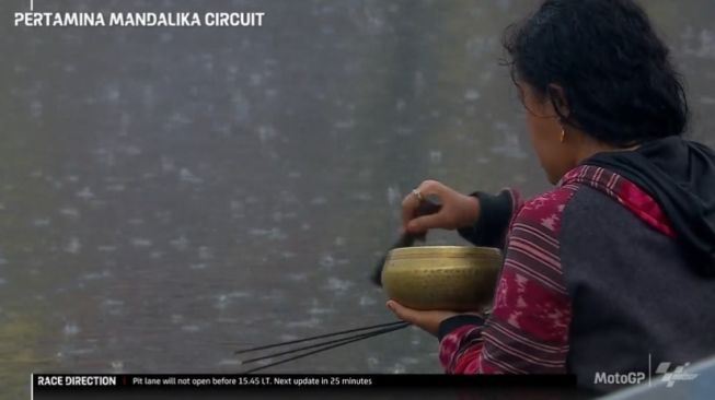 guna bomoh elak hujan di motogp indonesia 2022, tapi hujan turun selebatnya