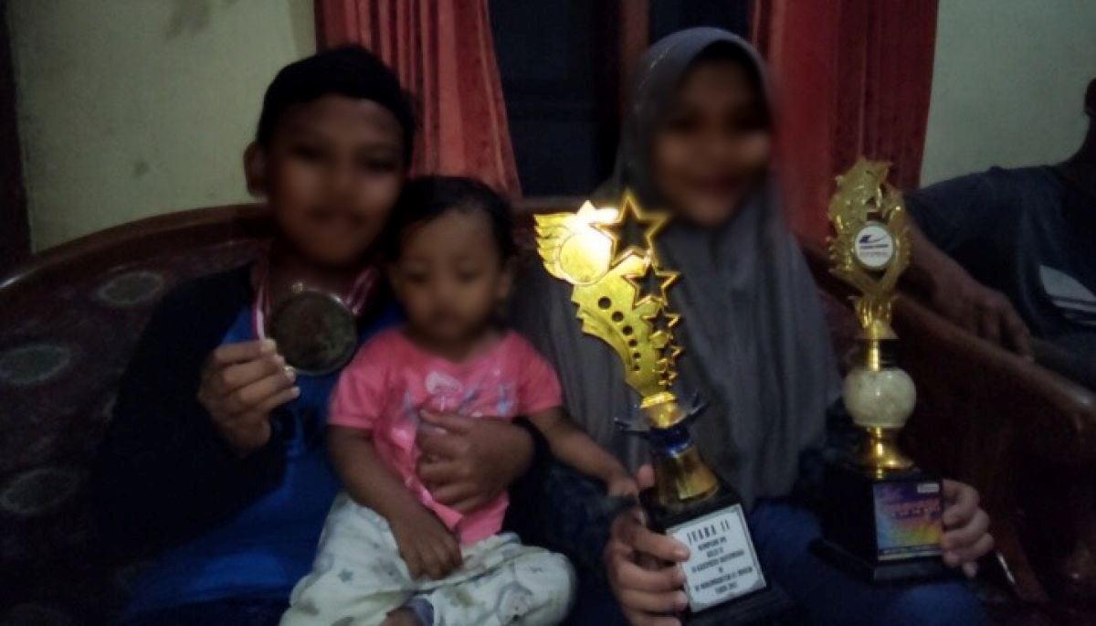 couple in indonesia name their children with only one letter, v, j, l, and n!