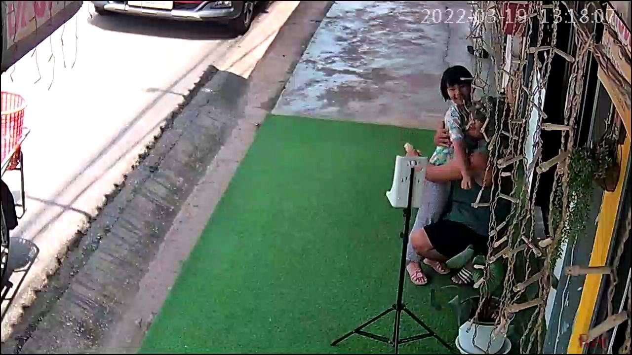 thai man can afford food for himself for daughter birthday, daughter refuses to eat as well