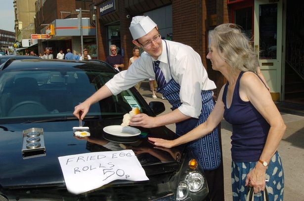 cuaca panas betul sampai boleh goreng telur atas bonet kereta!
