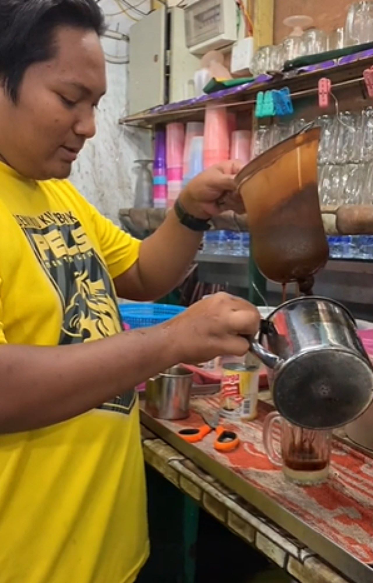 peniaga ini buka rahsia rasa teh tarik lemak padu
