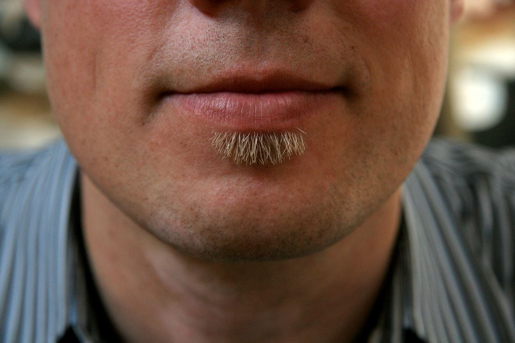bukan janggut, ini antara nama bulu yang tumbuh bawah bibir 