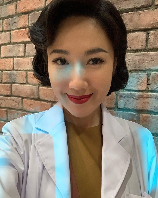 📺《金宵大厦2》李施嬅60年代英国口音获推爆❗️网友赞：简直全能🔥