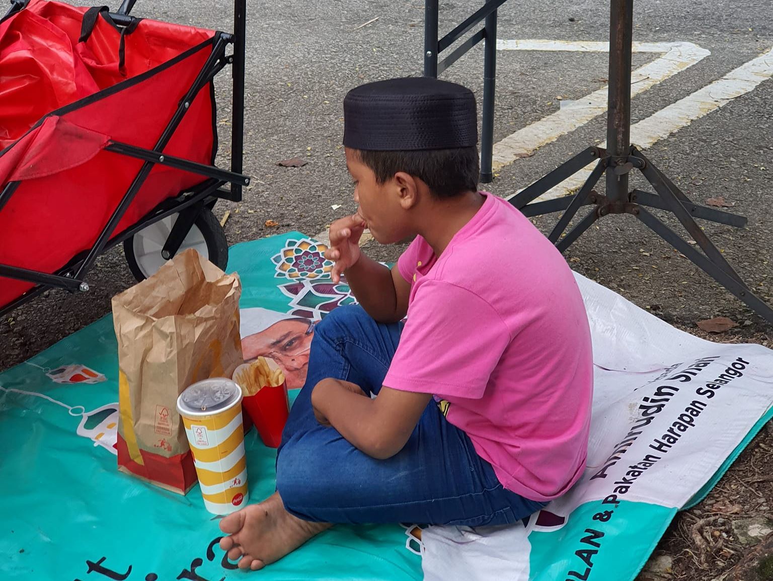 young boy celebrates hari raya alone, selling vegetables by the roadside in ttdi