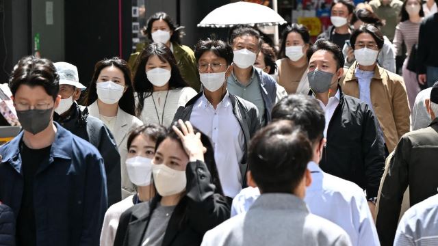 ramai penduduk korea selatan masih mengenakan 'mask' biarpun perintah wajib ditarik semula