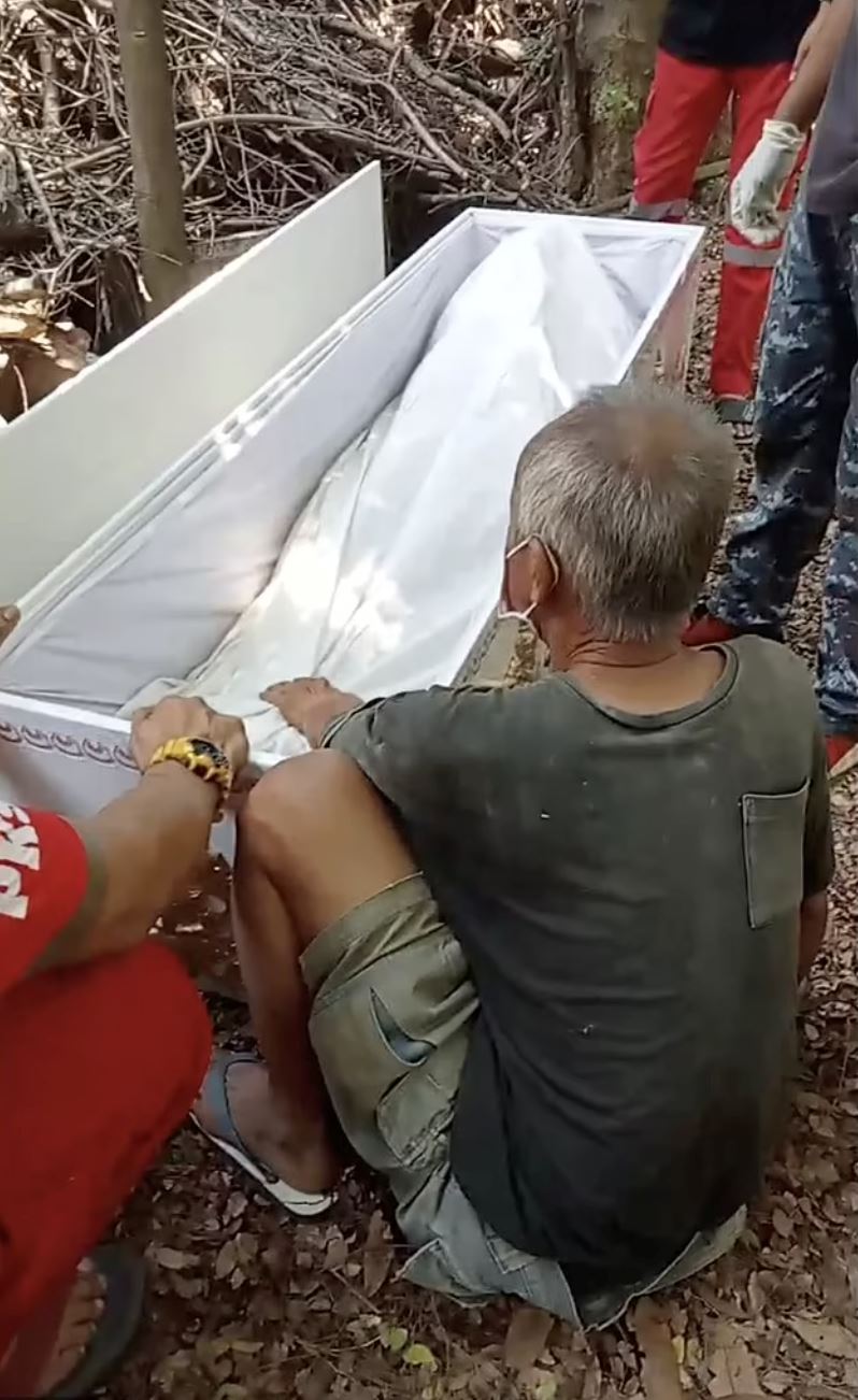 thai man lived with dead wife for 21 years in his room, finally cremates her