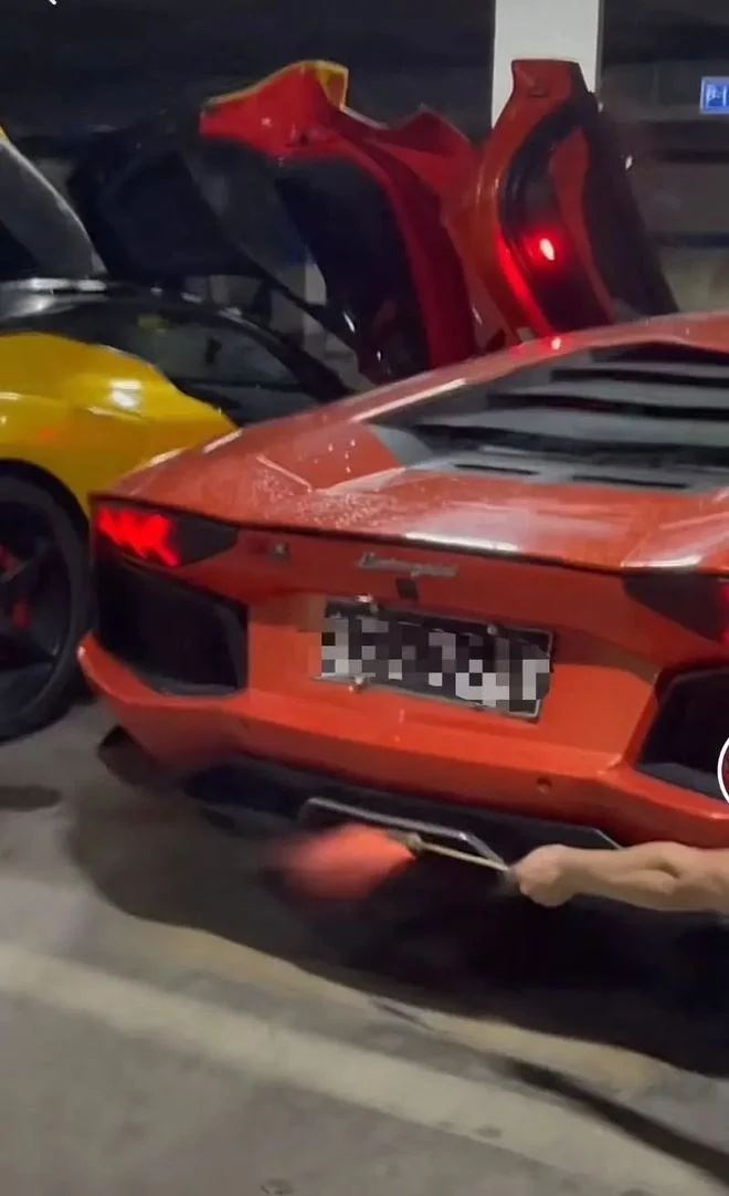 lelaki masak daging paling mahal guna ekzos lamborghini miliknya
