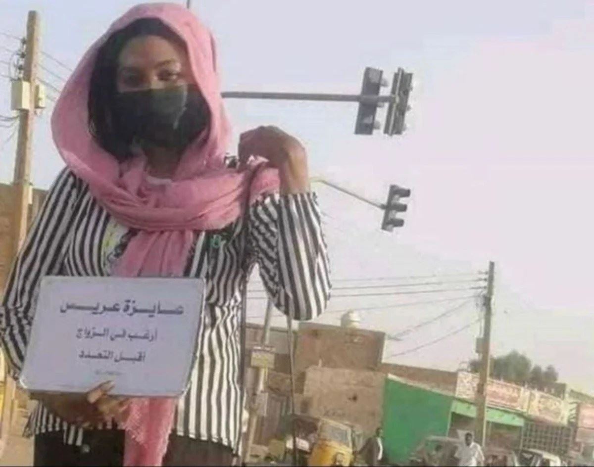 wanita ini cari calon suami di tepi lampu isyarat