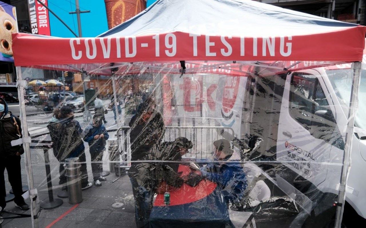 kes covid-19 kembali meningkat, new york gesa pakai semula pelitup muka