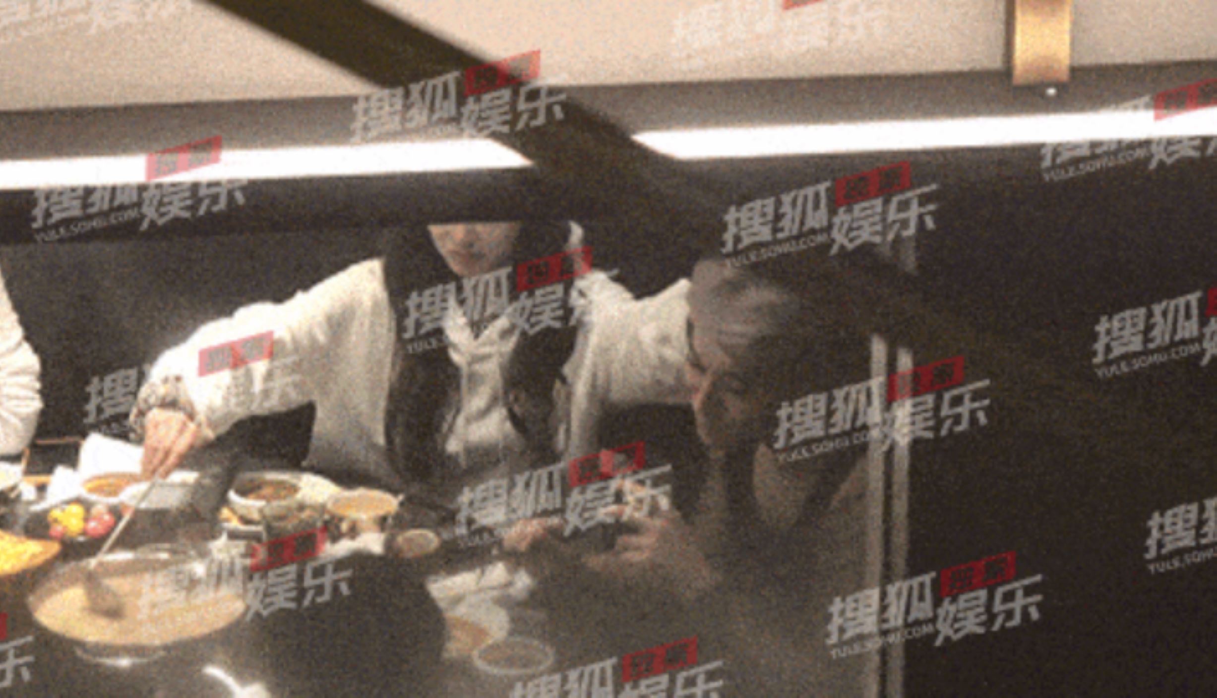 ✨黄子韬带徐艺洋和家人聚餐再添恋爱实锤❓二人互动像极了情侣🤩