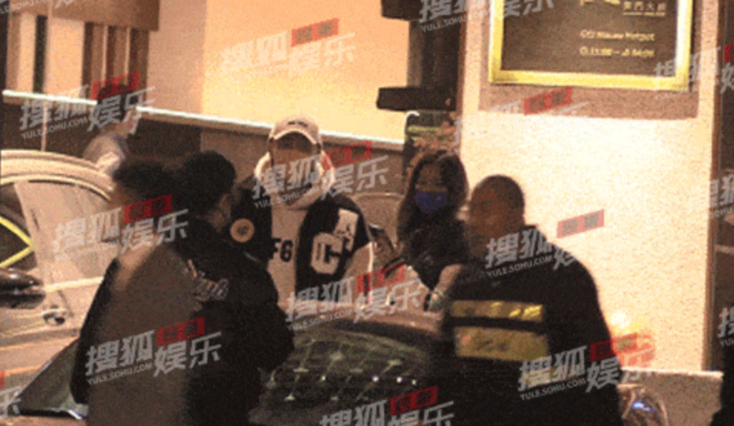 ✨黄子韬带徐艺洋和家人聚餐再添恋爱实锤❓二人互动像极了情侣🤩