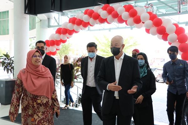 罗兹雅与巴生巨盟批发城GM Klang董事经理拿督林成国与行政人员