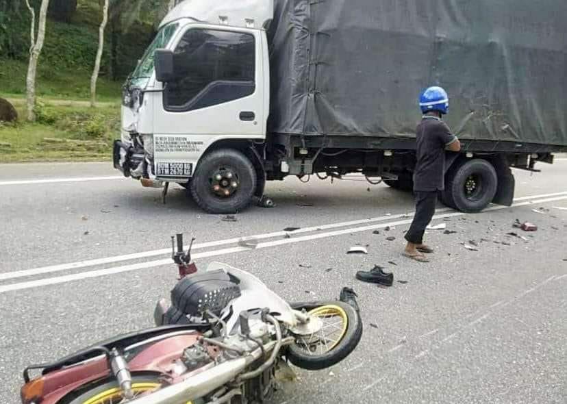 ambulance driver in terengganu responds to emergency call, finds out it was his own son in the accident
