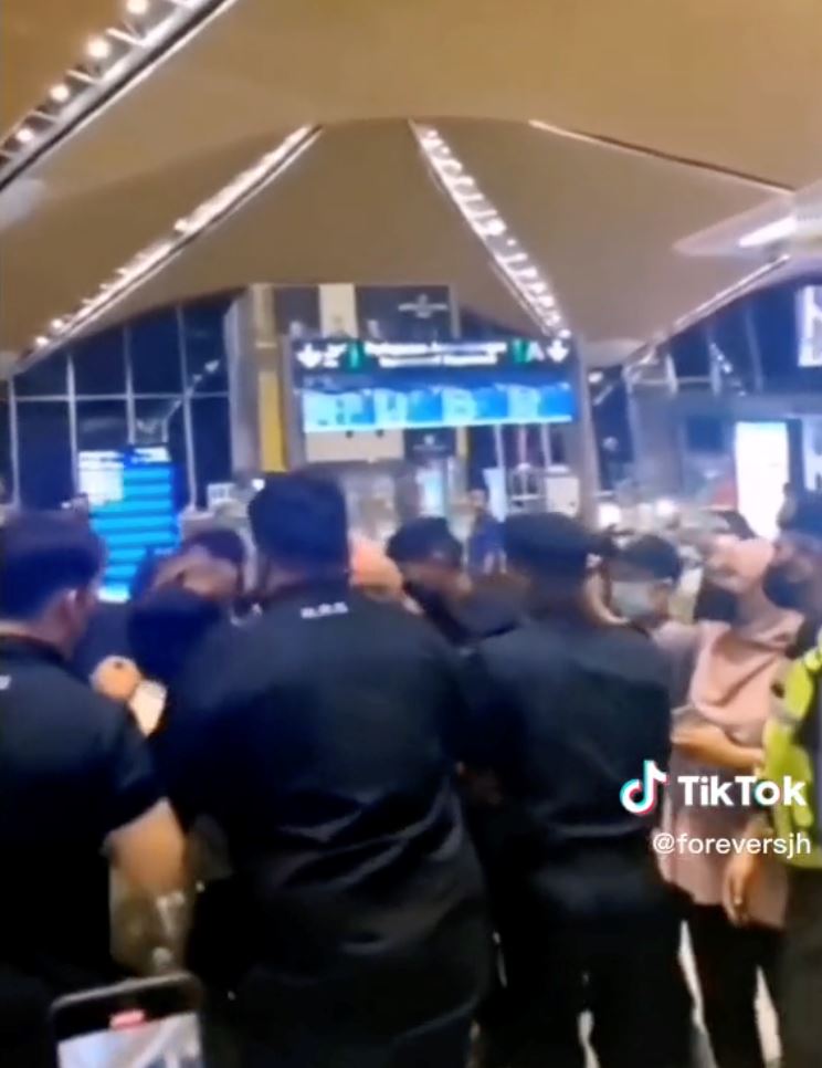 song ji-hyo tolong peminat terjatuh di klia, ada warganet teringin nak jatuh juga