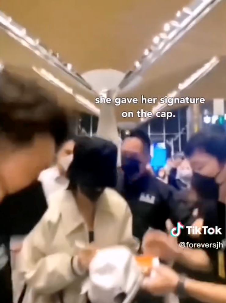 song ji-hyo tolong peminat terjatuh di klia, ada warganet teringin nak jatuh juga