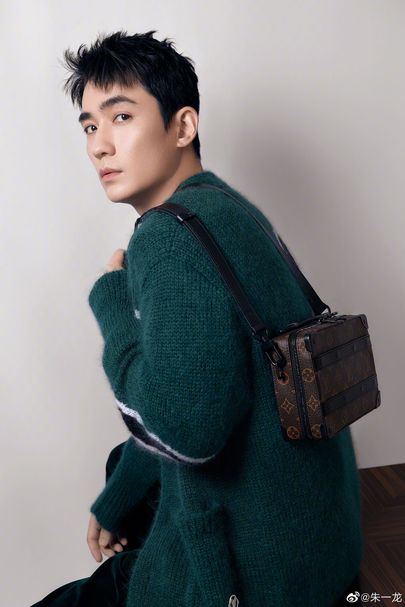 🎬朱一龙、倪妮、文咏珊悬疑电影《消失的她》正式官宣🔥 海报藏细节画中有“话”🧐