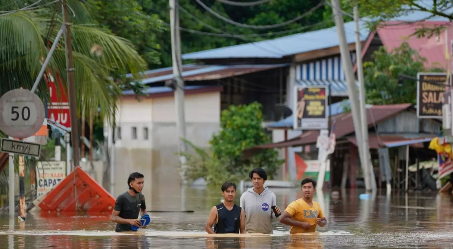 flash floods hit 6 malaysian states due to non-stop rain, three rivers are at dangerous levels