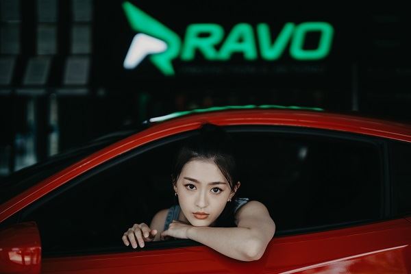苏妍璇坐在法拉利跑车里与RAVO照片合作