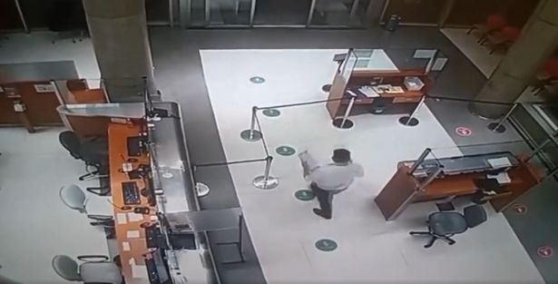 pesakit jalan ‘tembus’ pintu hospital rupanya dah meninggal semalam