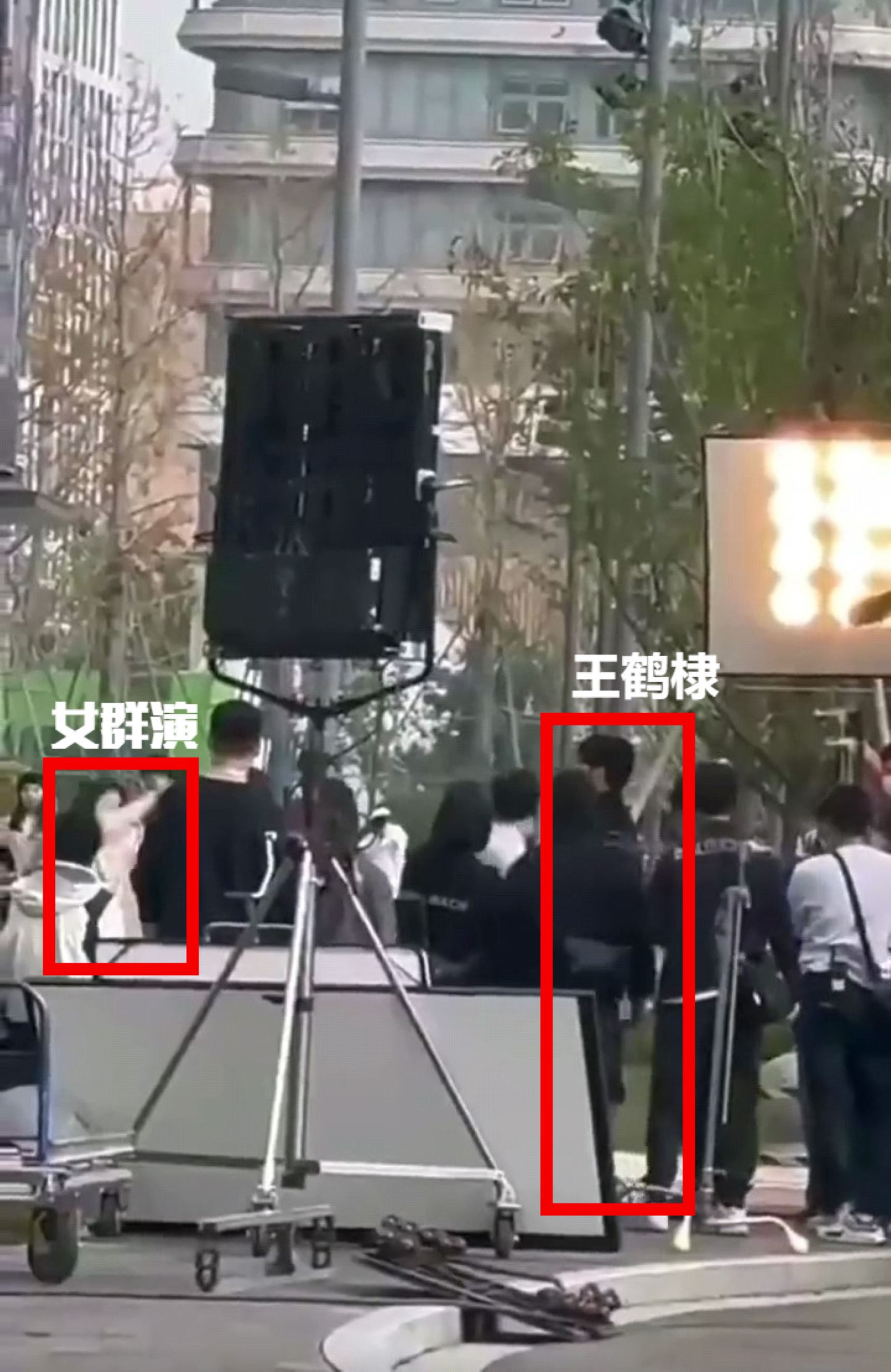 🎬群演闯片场直冲王鹤棣💢王鹤棣、白鹿受惊迅速躲闪😫