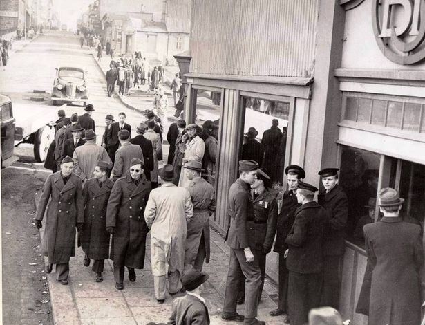 foto lelaki misteri pegang handphone tahun 1940-an undang tanda tanya