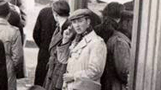 foto lelaki misteri pegang handphone tahun 1940-an undang tanda tanya