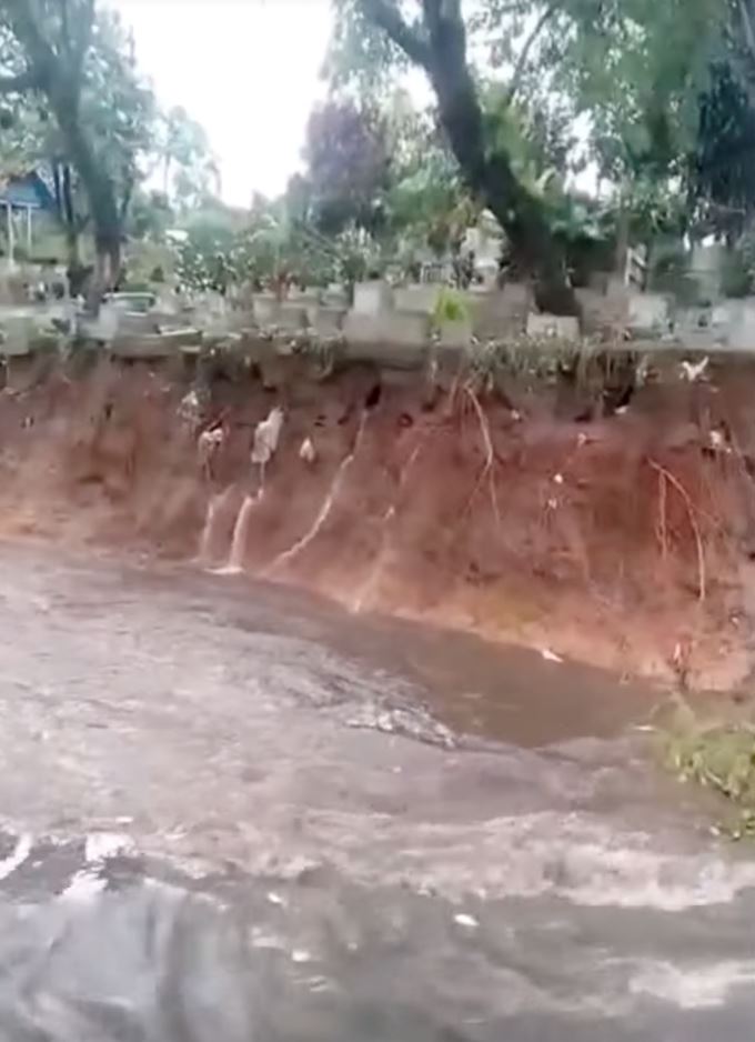 tanah runtuh akibatkan jenazah hampir hanyut, kain kafan terdedah