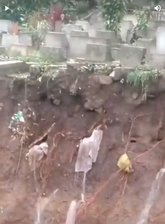 tanah runtuh akibatkan jenazah hampir hanyut, kain kafan terdedah