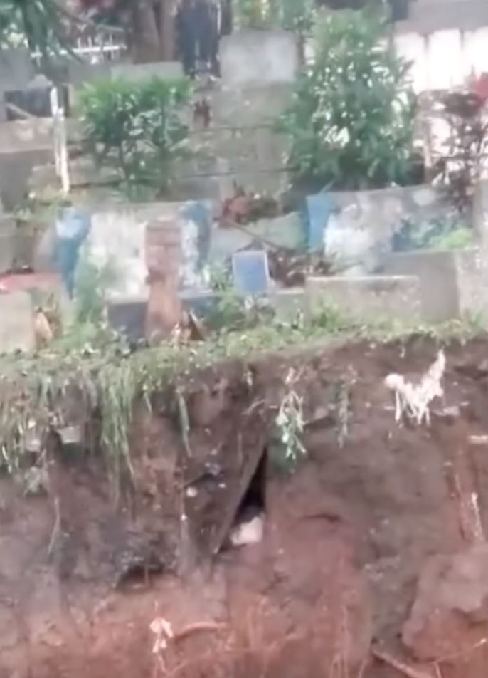 tanah runtuh akibatkan jenazah hampir hanyut, kain kafan terdedah