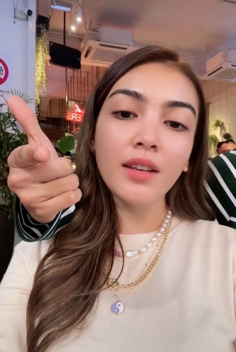 video tangan lelaki di bahu, eyka farhana biar netizen buat andaian sendiri