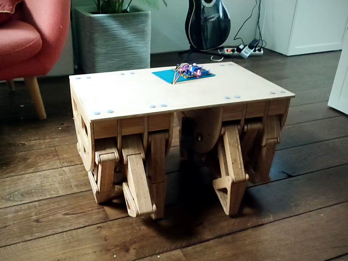 lelaki ini cipta meja boleh jalan sendiri, khas untuk orang pemalas