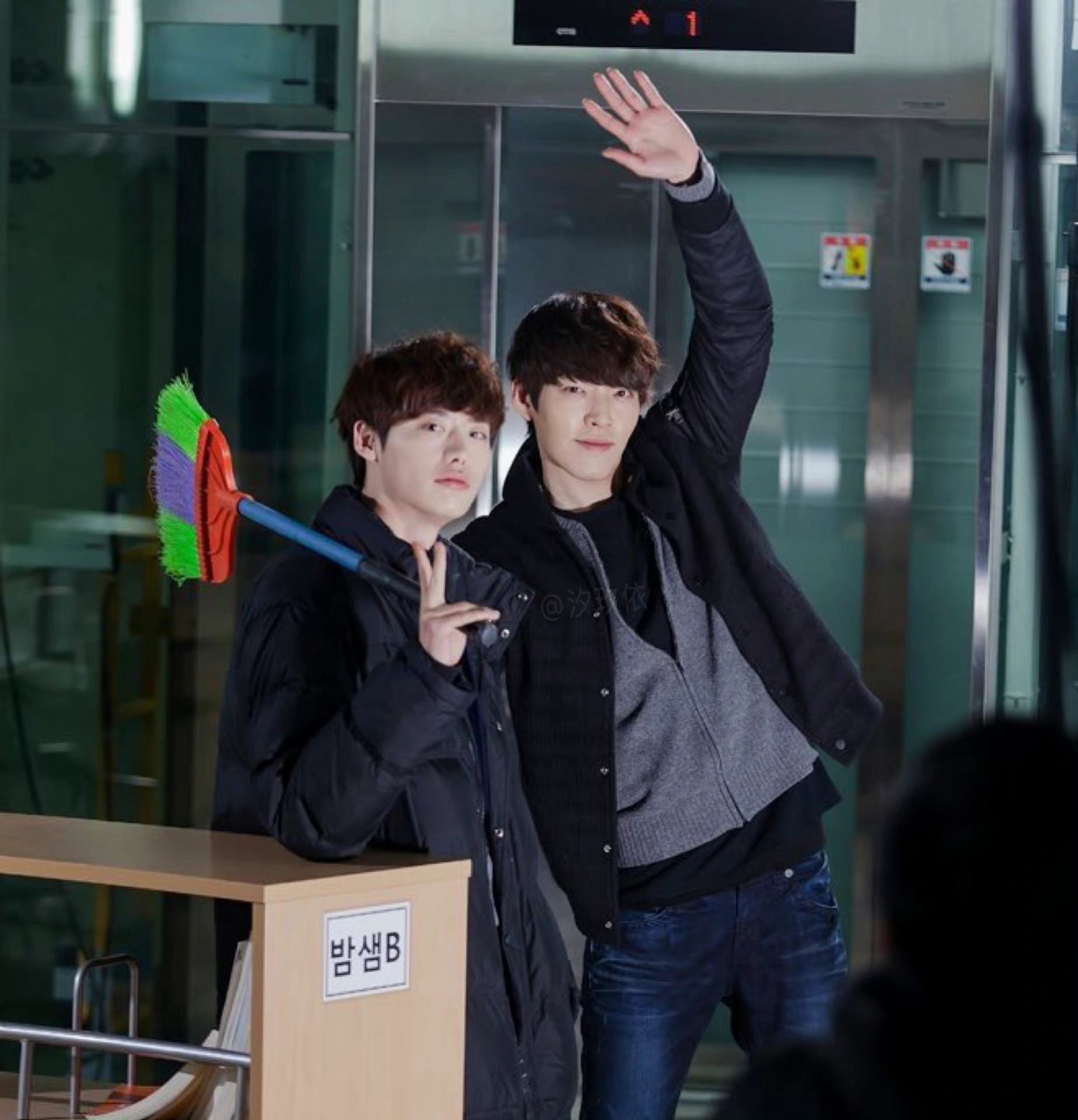 📸李钟硕金宇彬最新同框 😍《学校2013》高南舜x朴兴秀最强售后✨