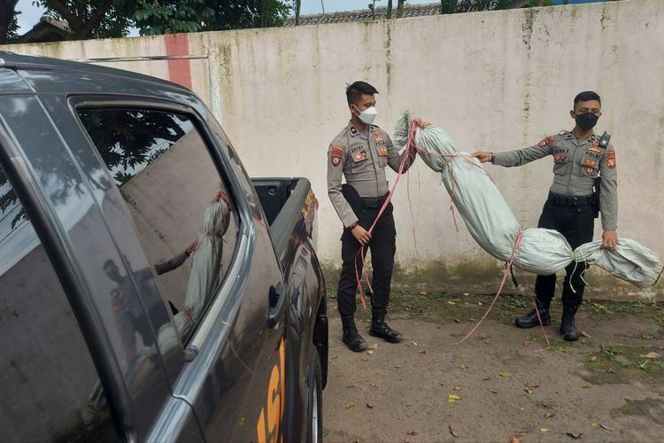 polis berjaya tangkap pocong yang kacau pengguna jalan raya