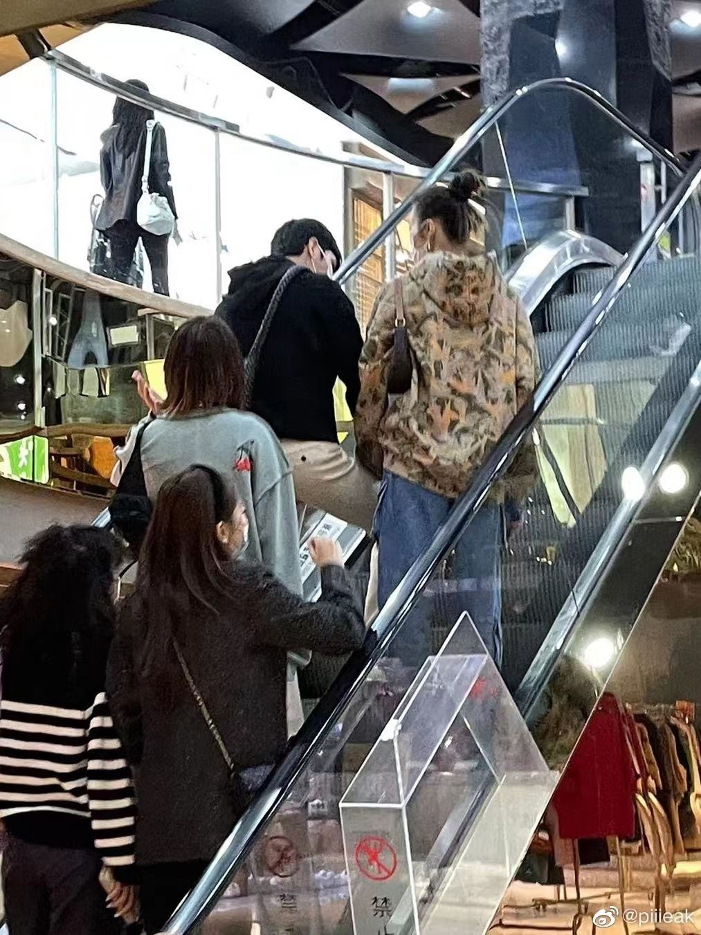 ✨井柏然刘雯光明正大发糖🥰网友偶遇牵手逛街📸