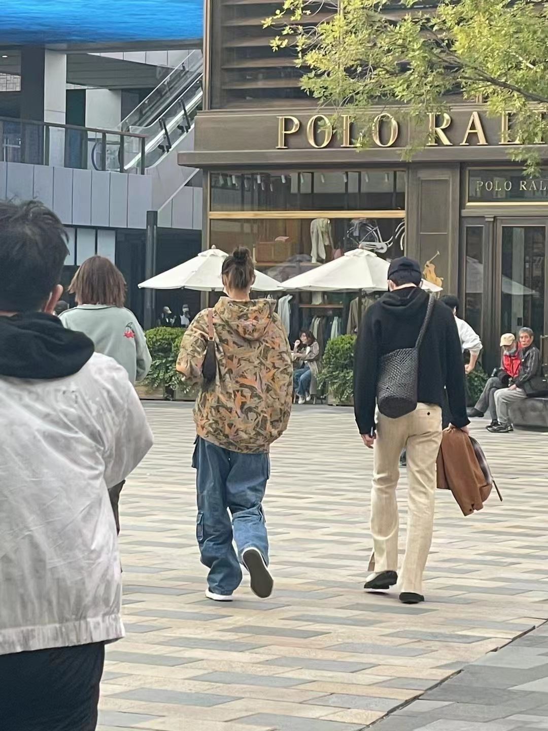 ✨井柏然刘雯光明正大发糖🥰网友偶遇牵手逛街📸