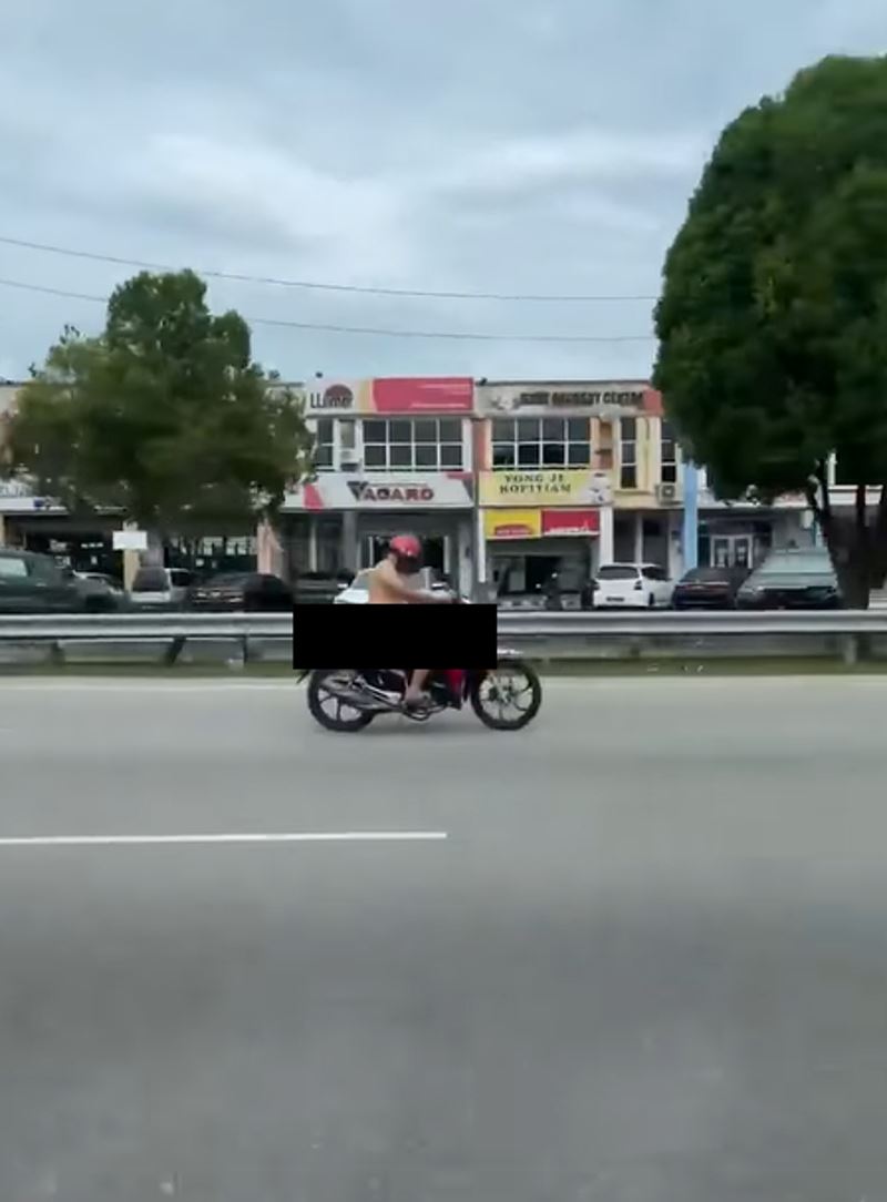 “it’s probably hot out!” m’sians responds to viral video of man riding his motorcycle naked in melaka