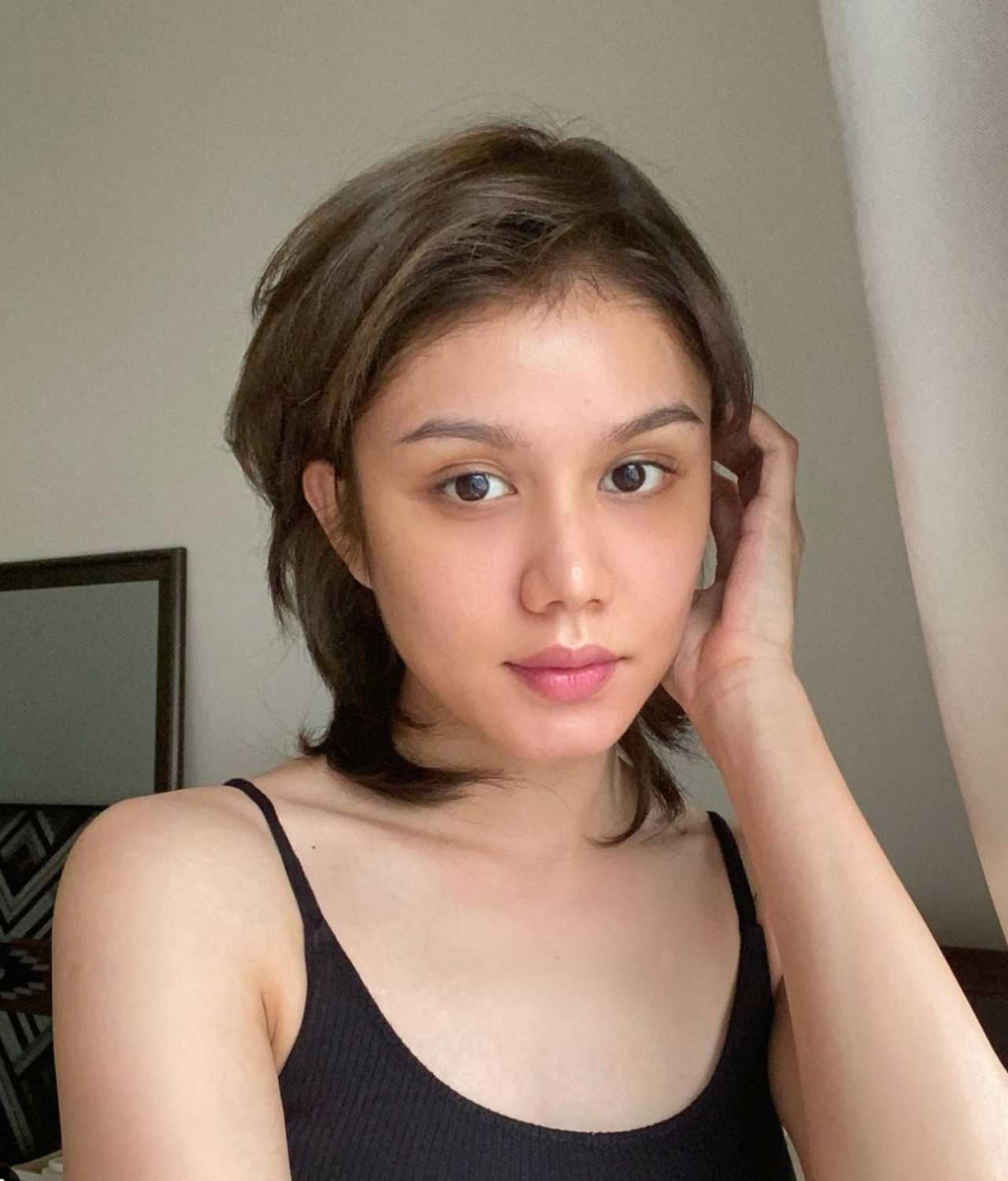 tampil berambut pendek, mimi lana nafi putus cinta. “saya rasa seperti hilang semua..”