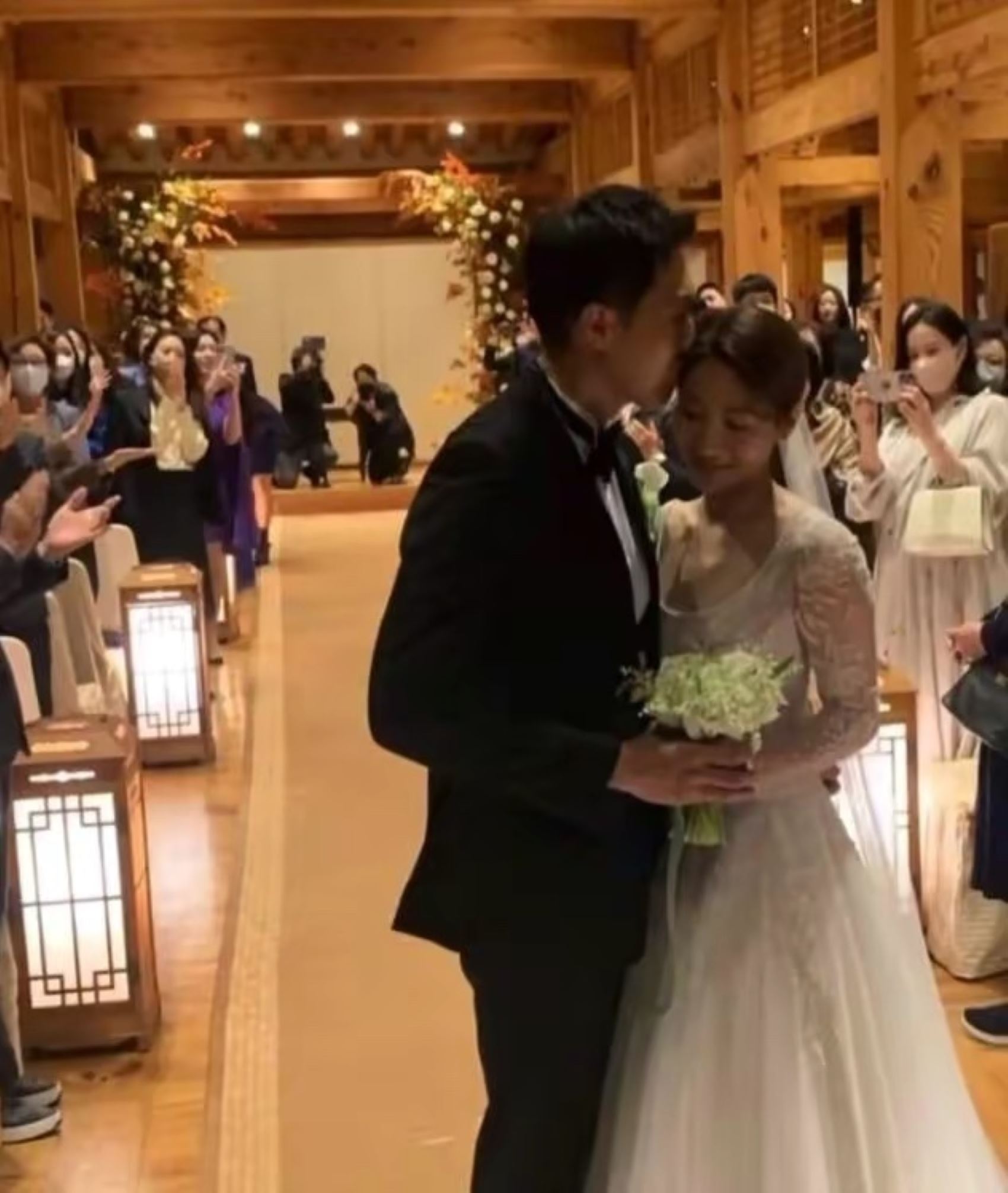 ✨孙艺珍挺孕肚参加好友婚礼🤰🏻ig发文称：非常美好的一天🥰