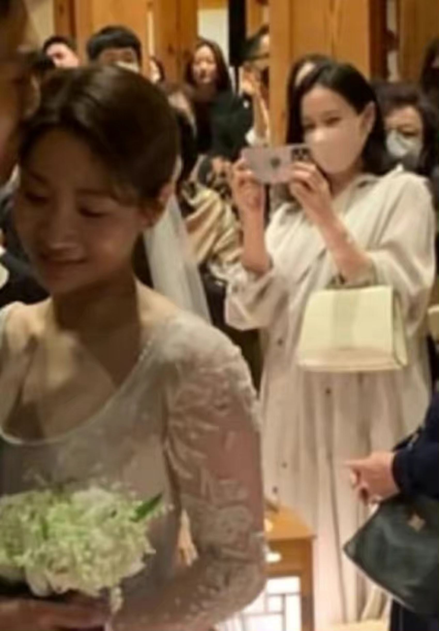 ✨孙艺珍挺孕肚参加好友婚礼🤰🏻ig发文称：非常美好的一天🥰