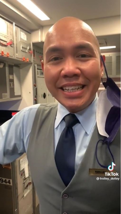 pramugara guna ‘suara emas’ ketika membuat pengumuman buat ramai tertarik nak dengar lagi