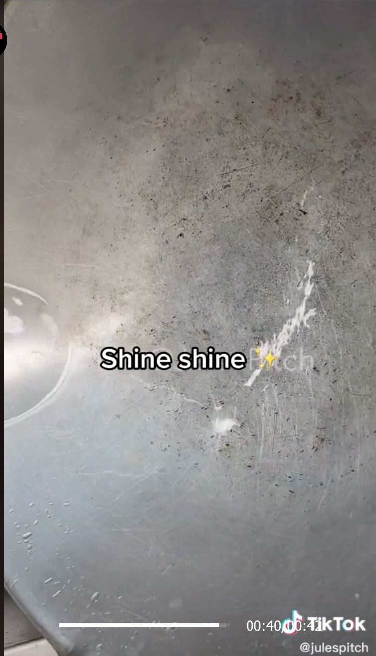 jangan buang masa sental kuali, ini tips mudah nak bersihkan kerak kuali