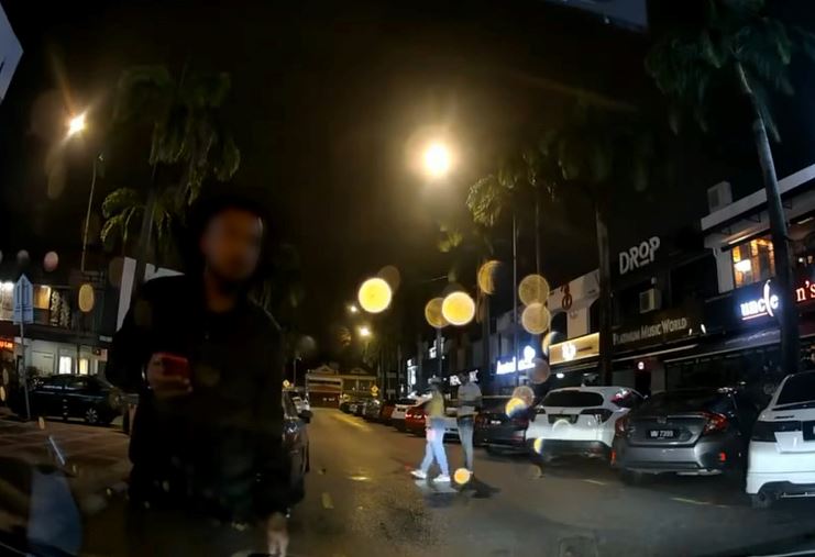 man “chup” parking spot in bangsar and gets angry when another car parks there